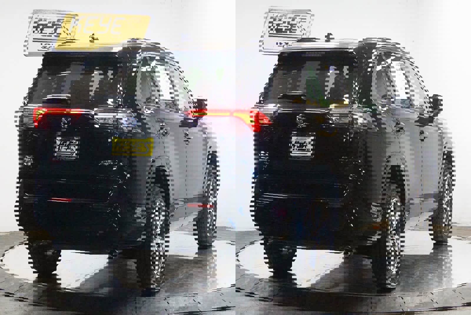 Used 2024 Toyota RAV4 SE image 4