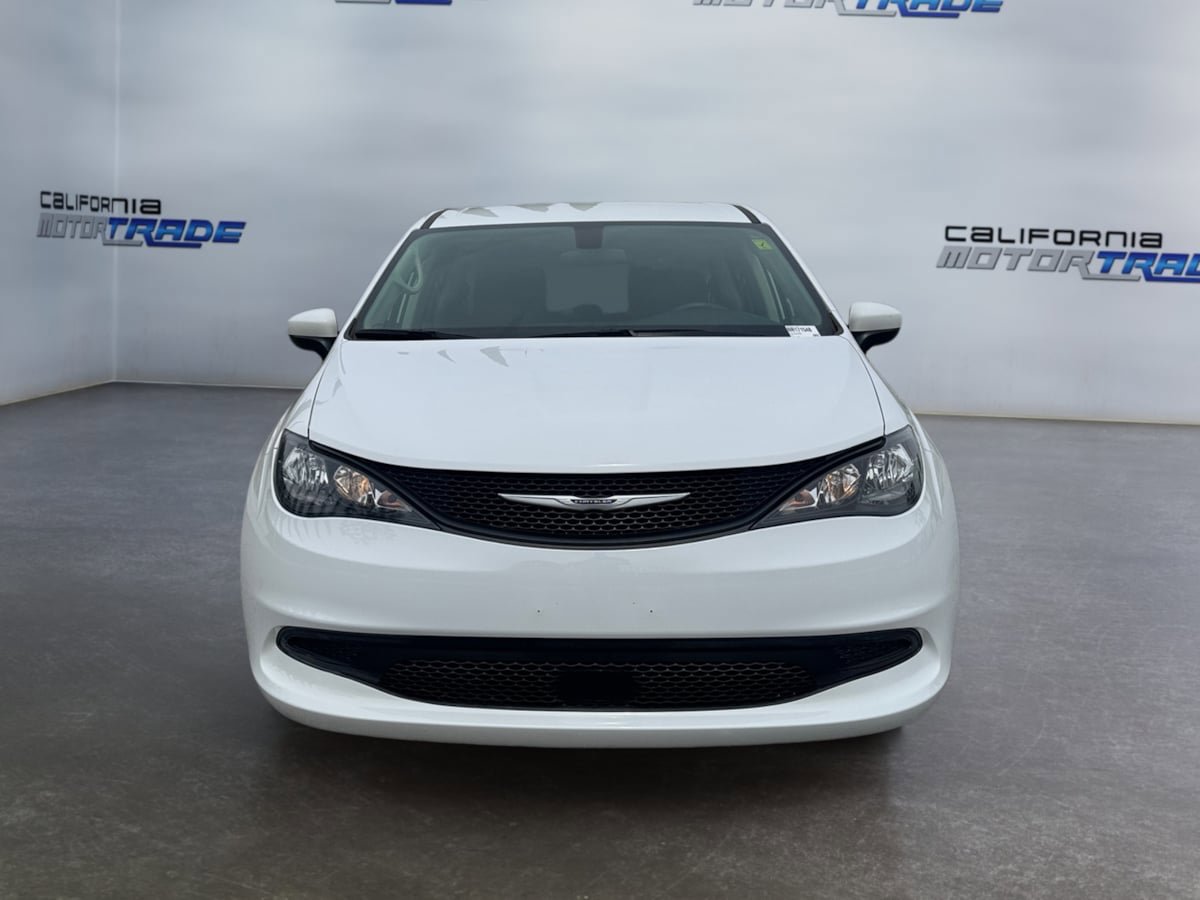 Used 2022 Chrysler Voyager LX FWD image 2