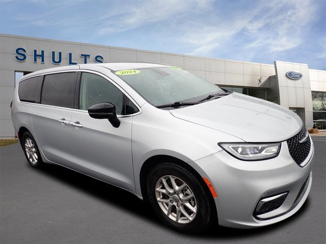 Used 2024 Chrysler Pacifica Touring-L image 3