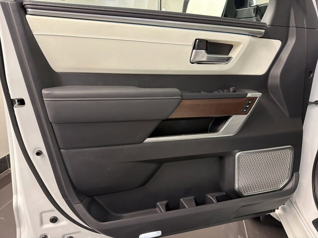 Used 2025 Toyota Sequoia Capstone AWD/4WD image 30