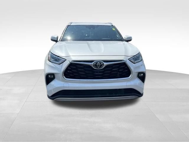 Used 2022 Toyota Highlander Platinum AWD/4WD image 2