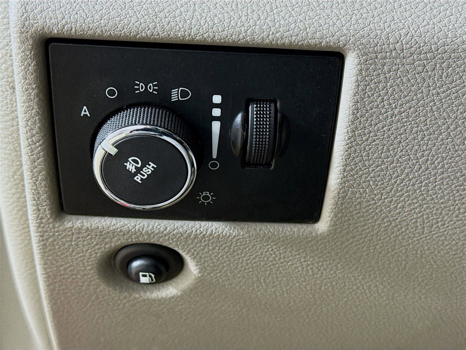 Used 2011 Jeep Grand Cherokee Laredo w/ Security & Convenience Group AWD/4WD image 13