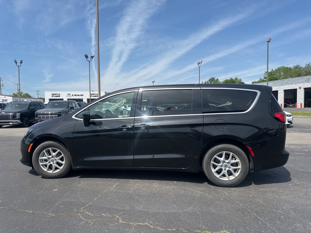 Used 2022 Chrysler Voyager LX image 10