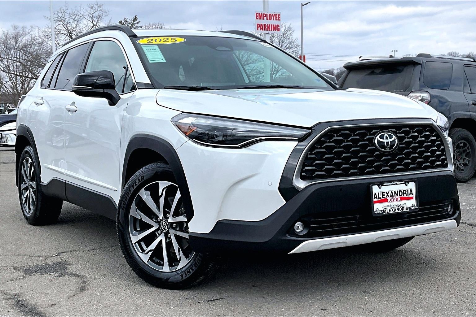 Used 2025 Toyota Corolla Cross XLE image 2