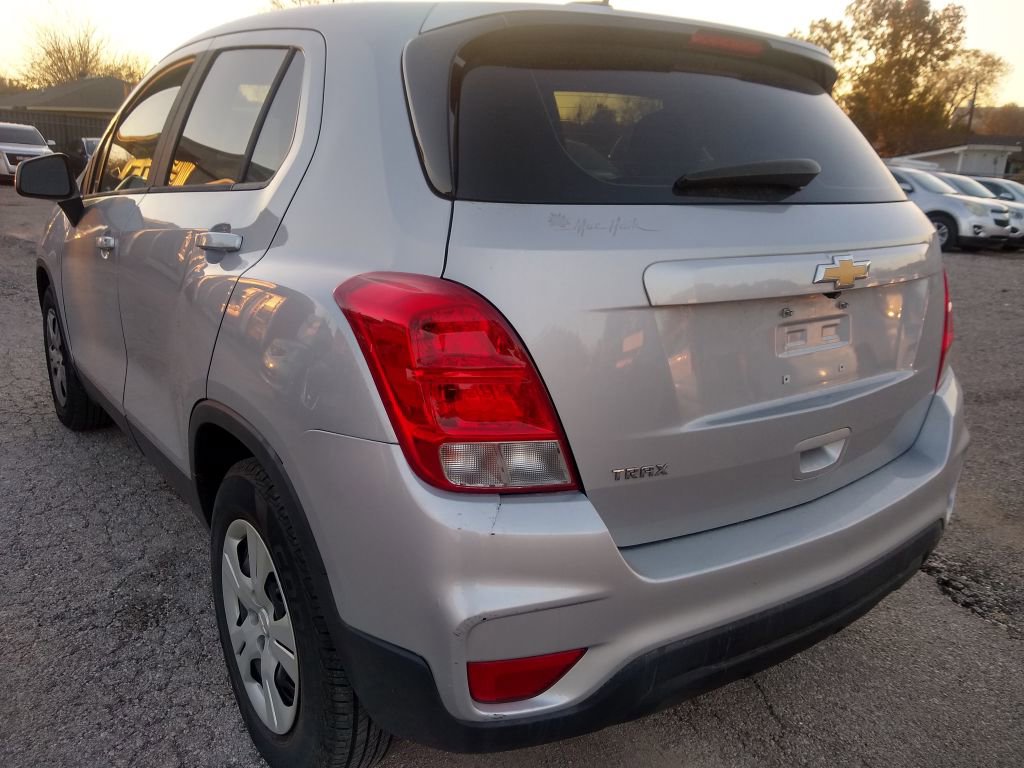 Used 2018 Chevrolet Trax LS image 2