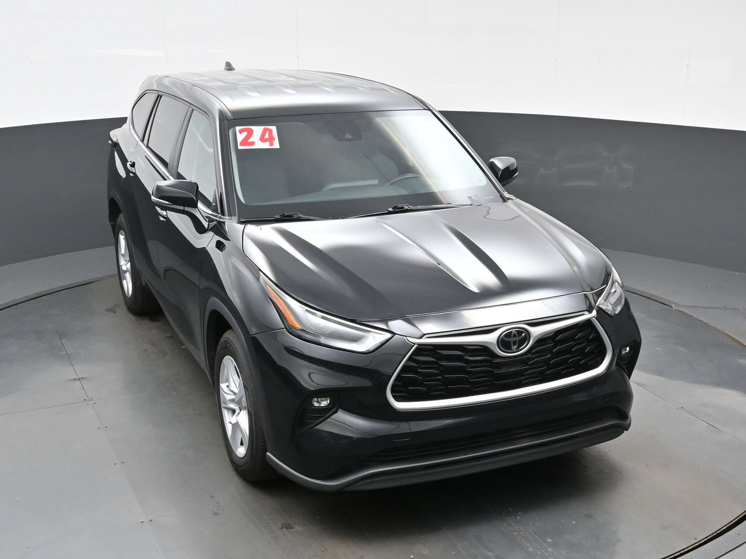 Used 2024 Toyota Highlander LE FWD image 34