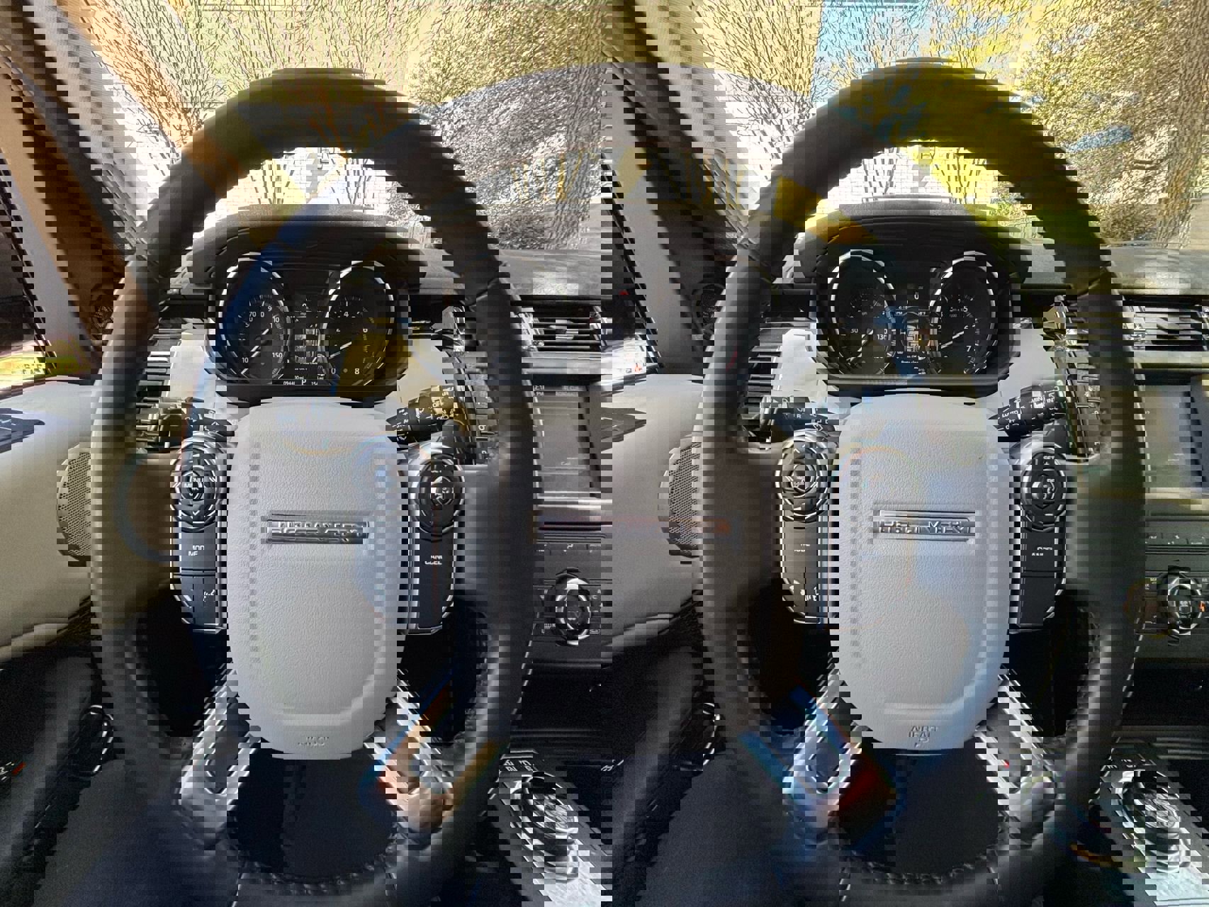 Used 2017 Land Rover Discovery SE image 26