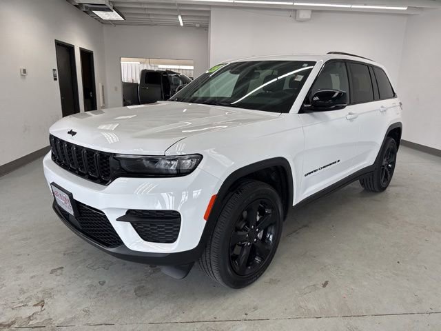 Used 2023 Jeep Grand Cherokee Altitude AWD/4WD image 4