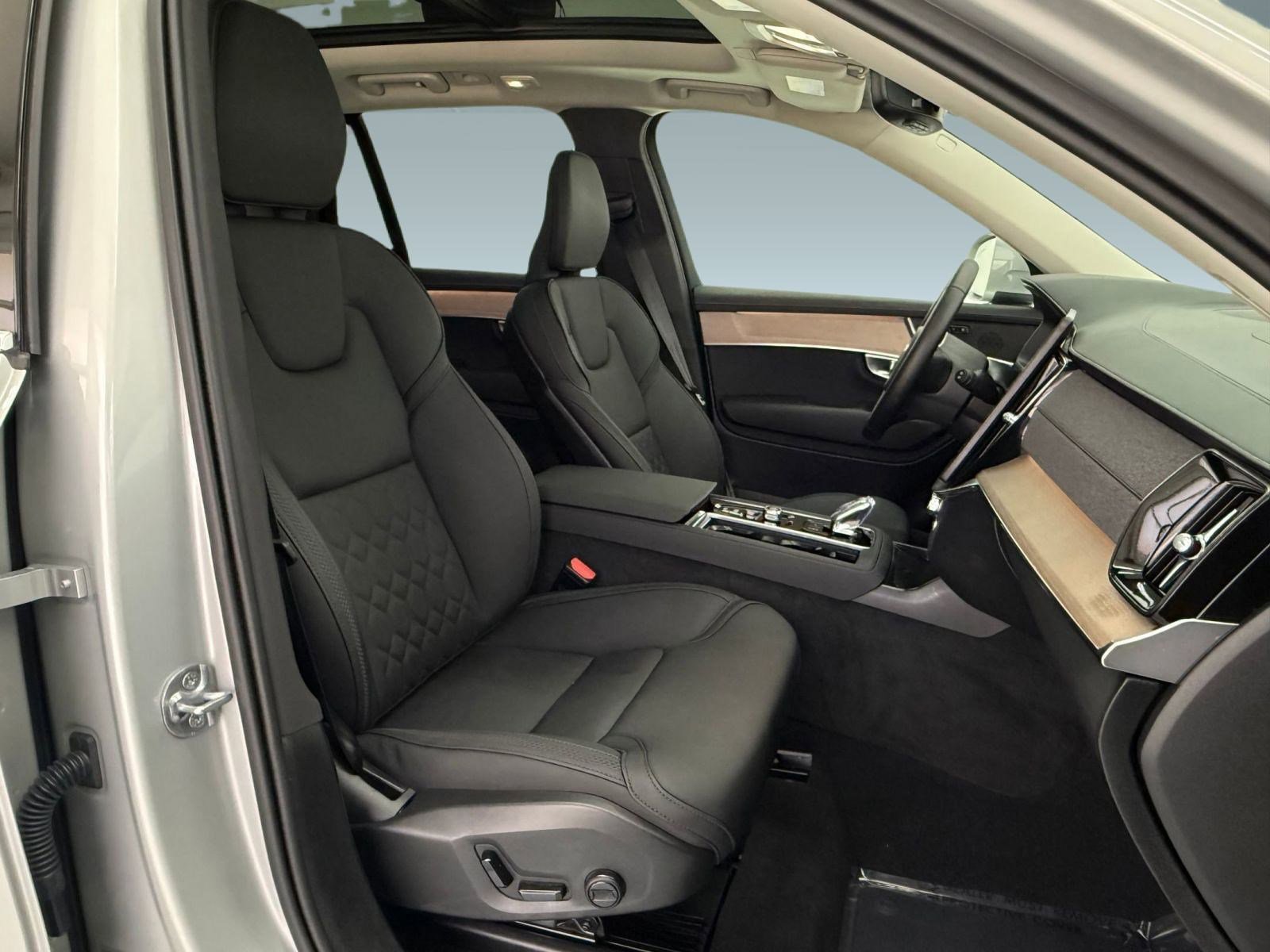 Used 2025 Volvo XC90 B6 Plus image 24