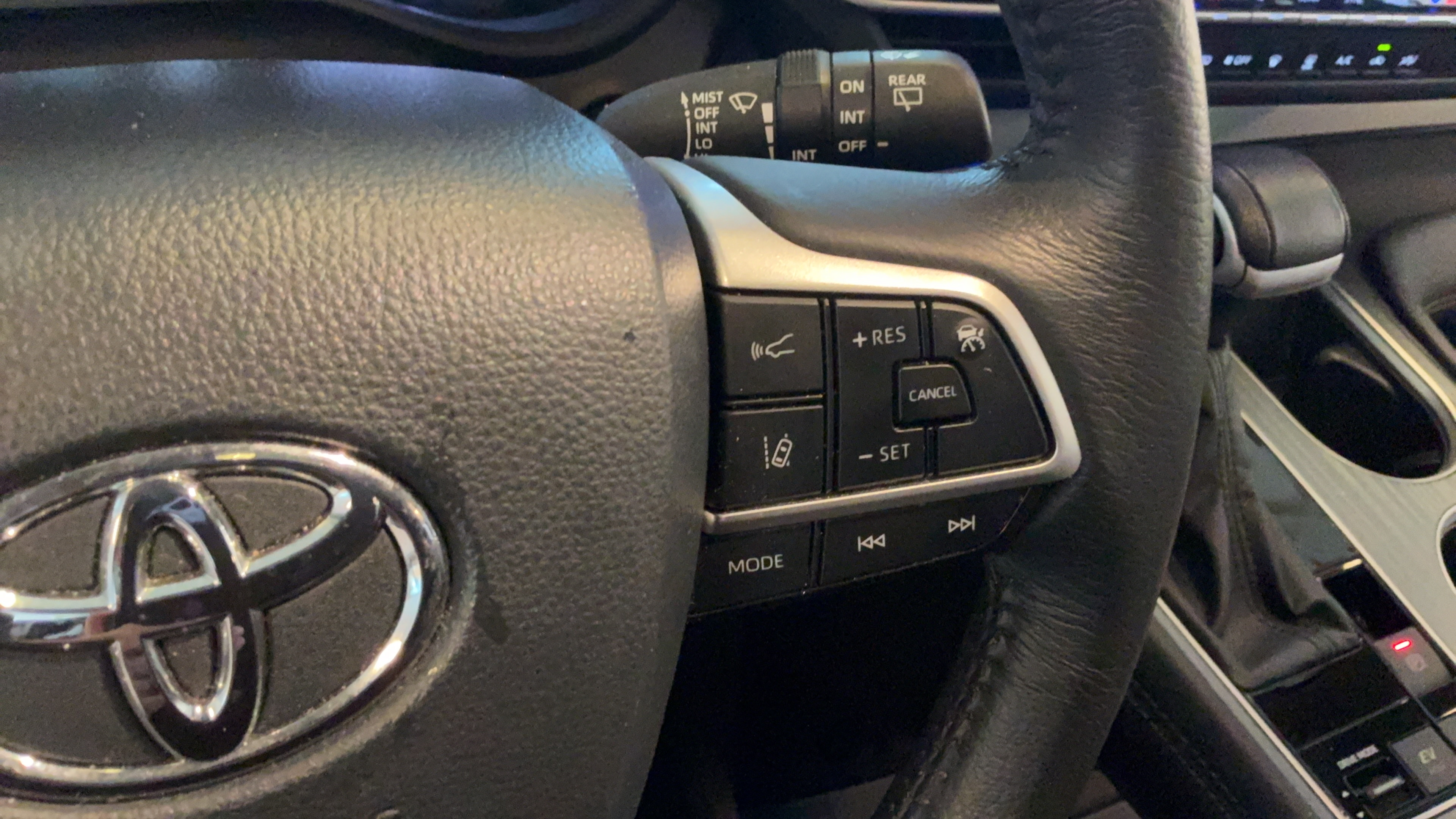 Certified 2025 Toyota Sienna XLE FWD image 19