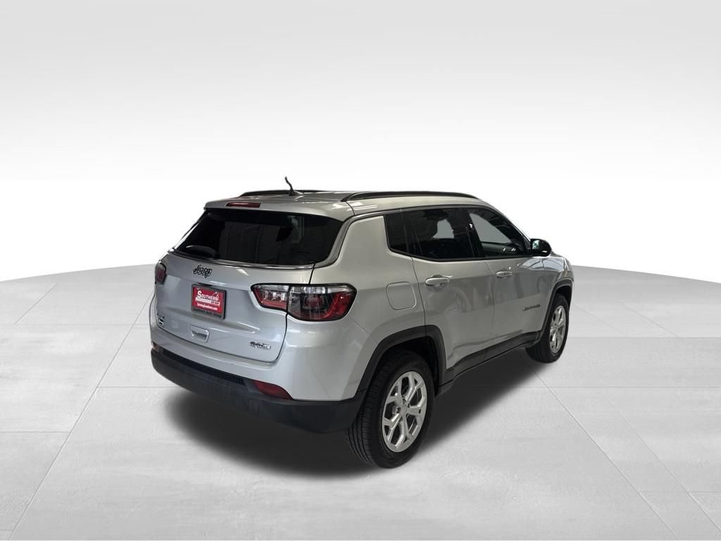 Used 2024 Jeep Compass Latitude AWD/4WD image 5