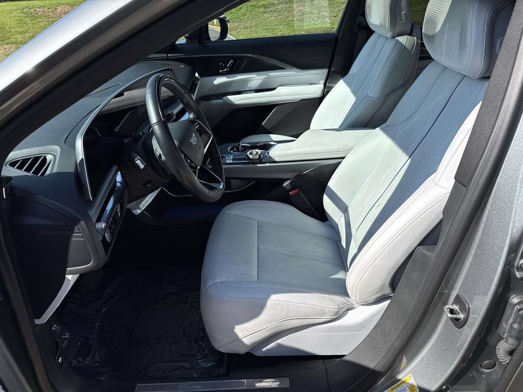 Used 2024 Cadillac Lyriq Luxury AWD/4WD image 6