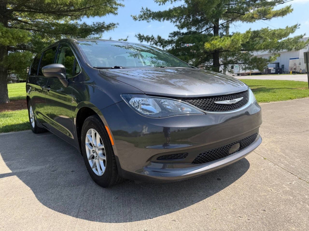 Used 2021 Chrysler Voyager LX FWD image 3