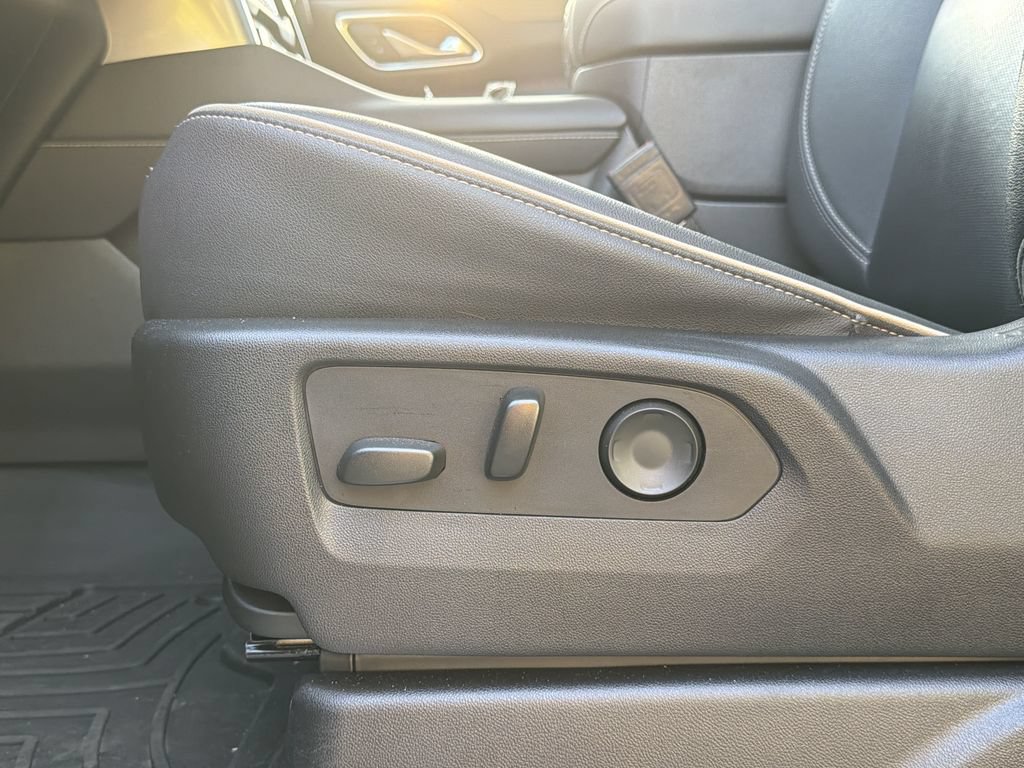 Used 2023 Chevrolet Tahoe Premier AWD/4WD image 24