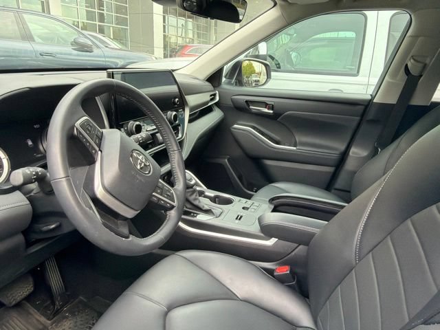 Used 2023 Toyota Highlander XLE FWD image 5