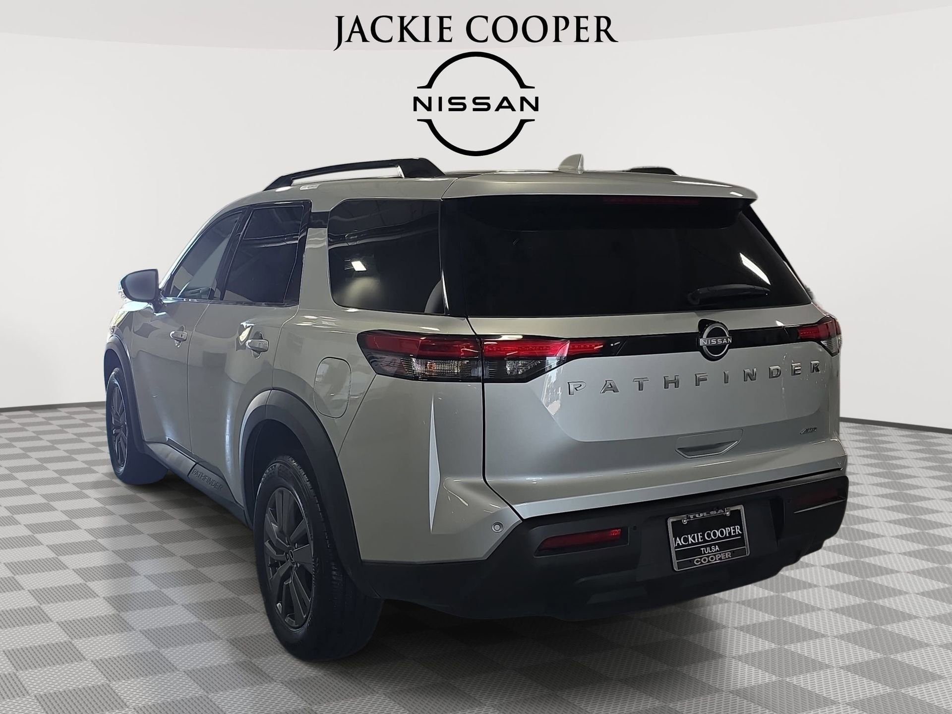 Used 2025 Nissan Pathfinder SV image 7