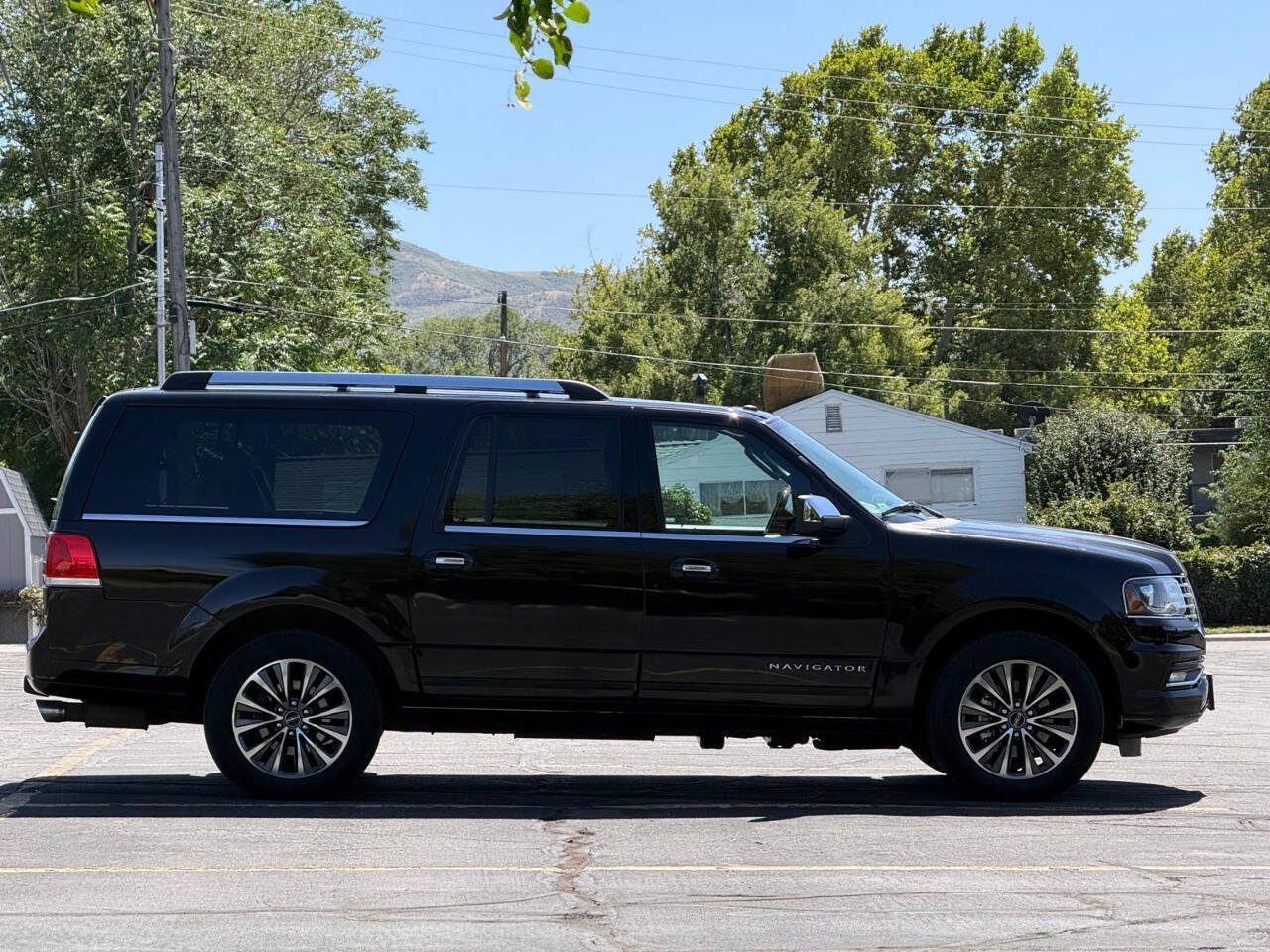 Used 2017 Lincoln Navigator L Select AWD/4WD image 6