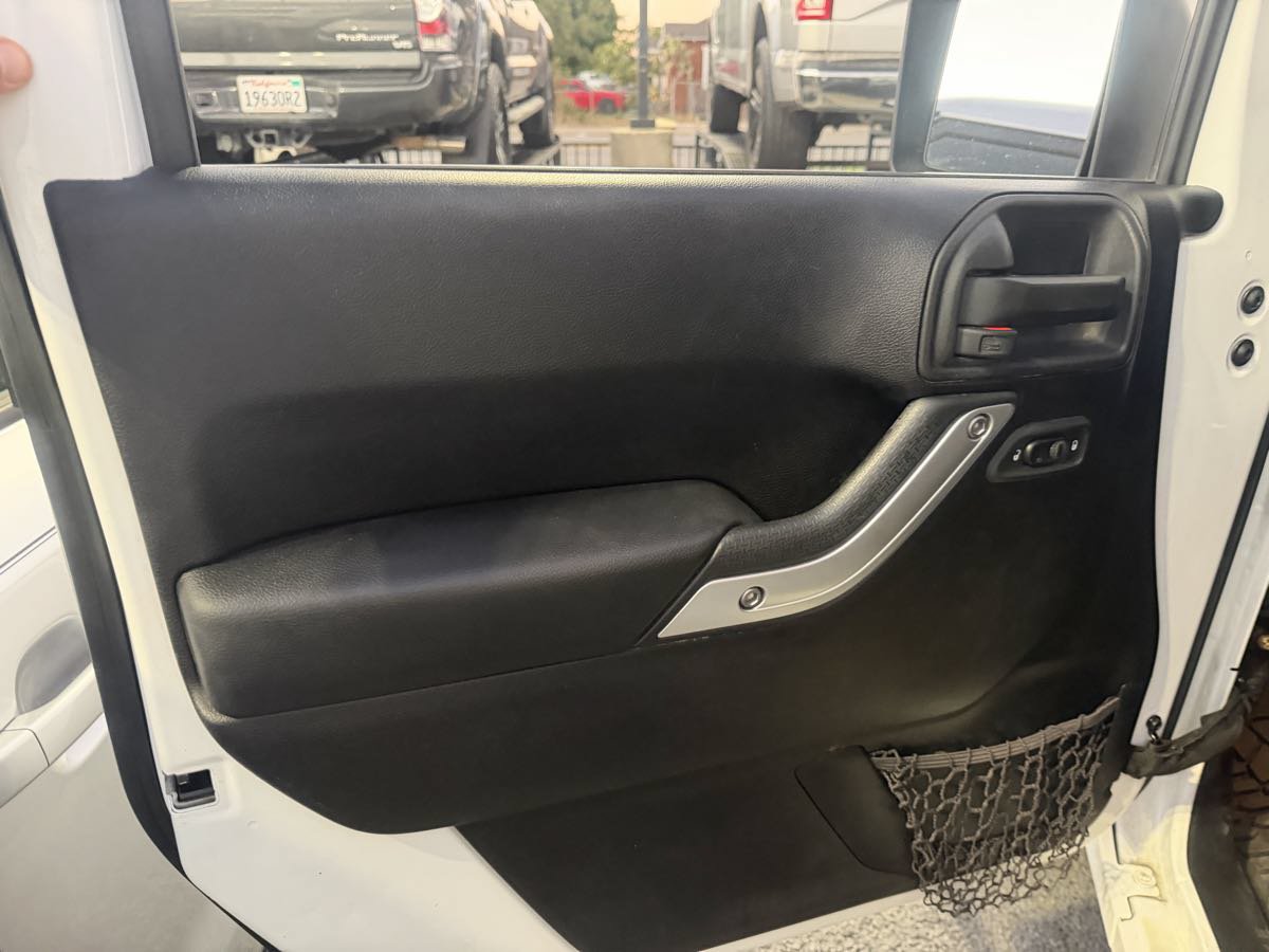 Used 2013 Jeep Wrangler Unlimited Sahara w/ Connectivity Group AWD/4WD image 5