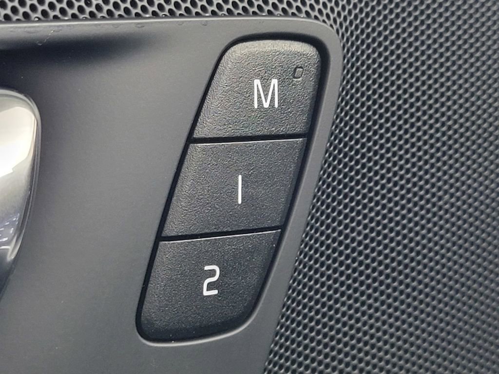 Used 2019 Volvo XC60 T5 Momentum w/ Premium Package image 38