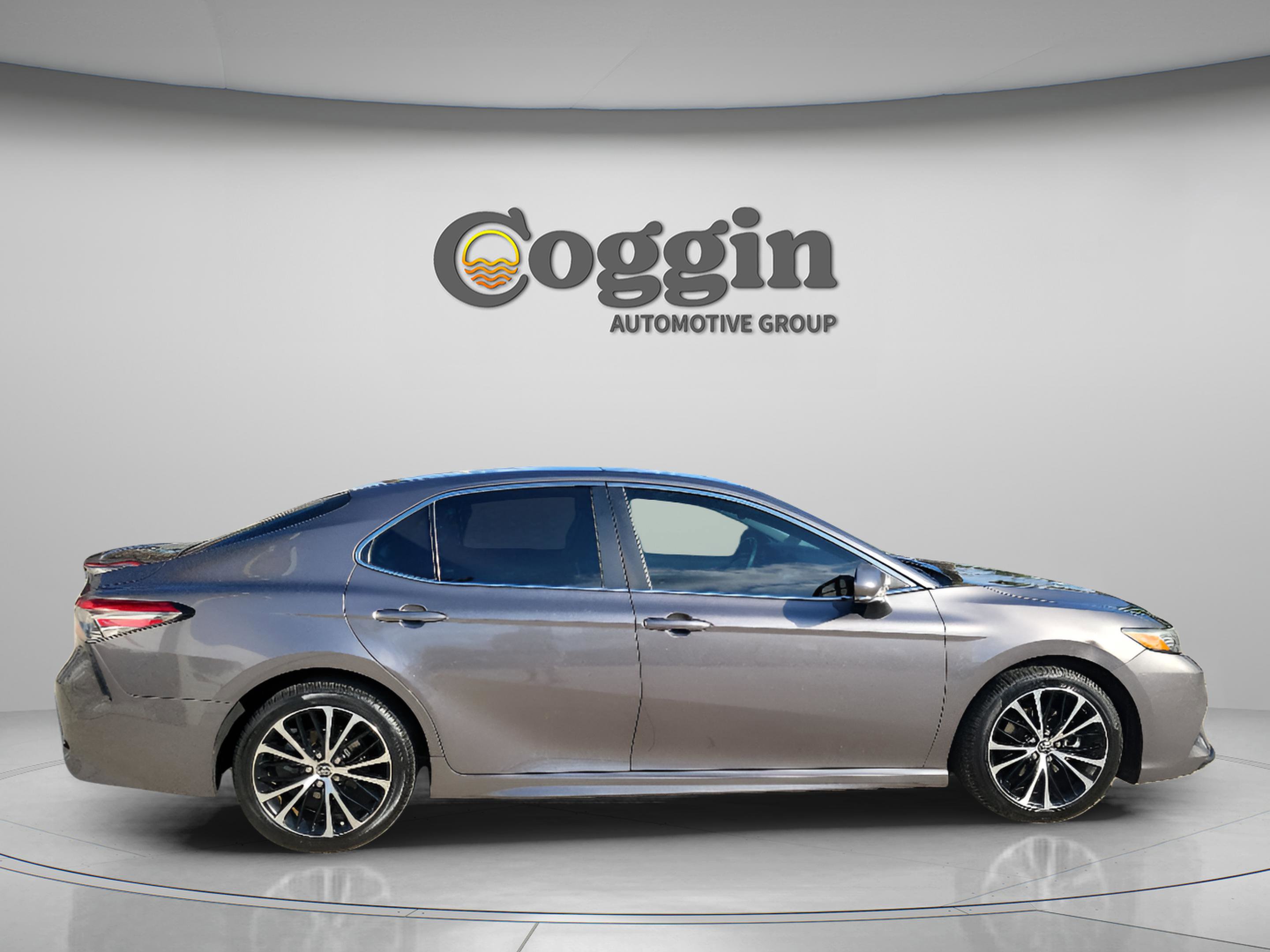 Used 2018 Toyota Camry SE w/ Moonroof Package FWD image 4