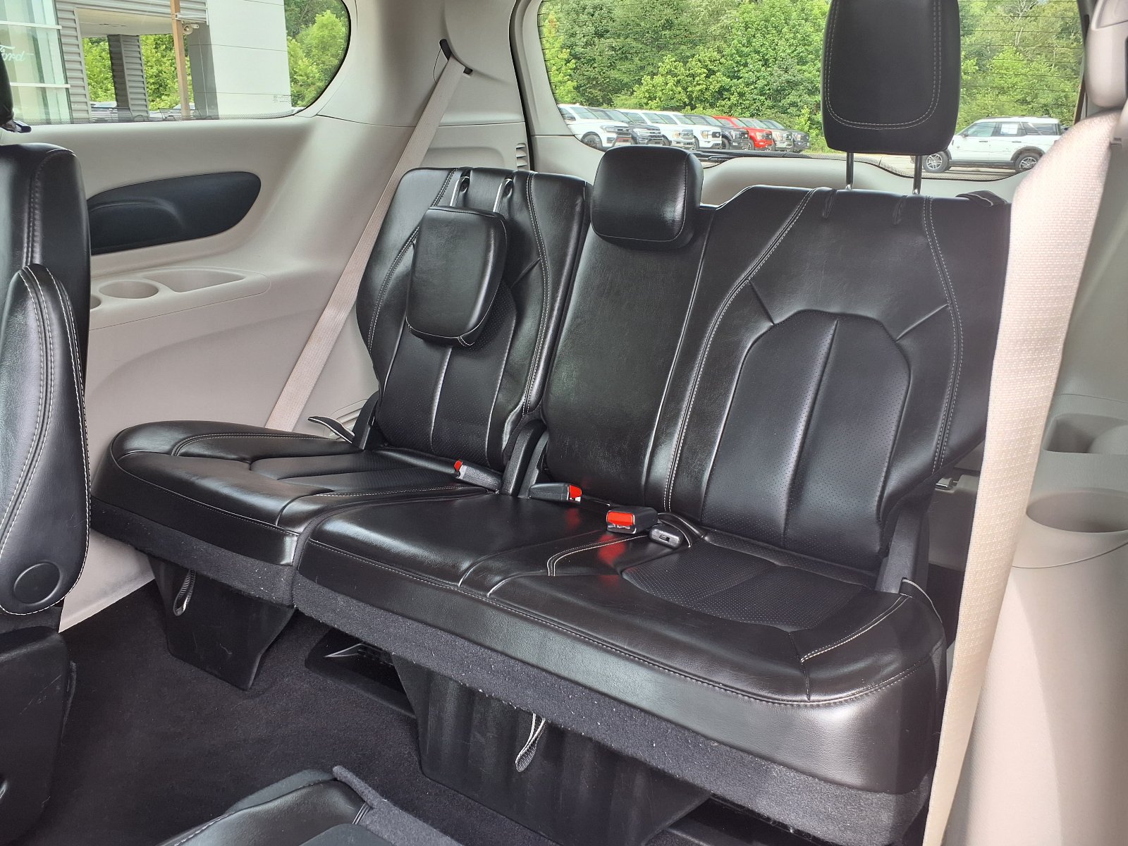 Used 2023 Chrysler Pacifica Touring-L FWD image 15
