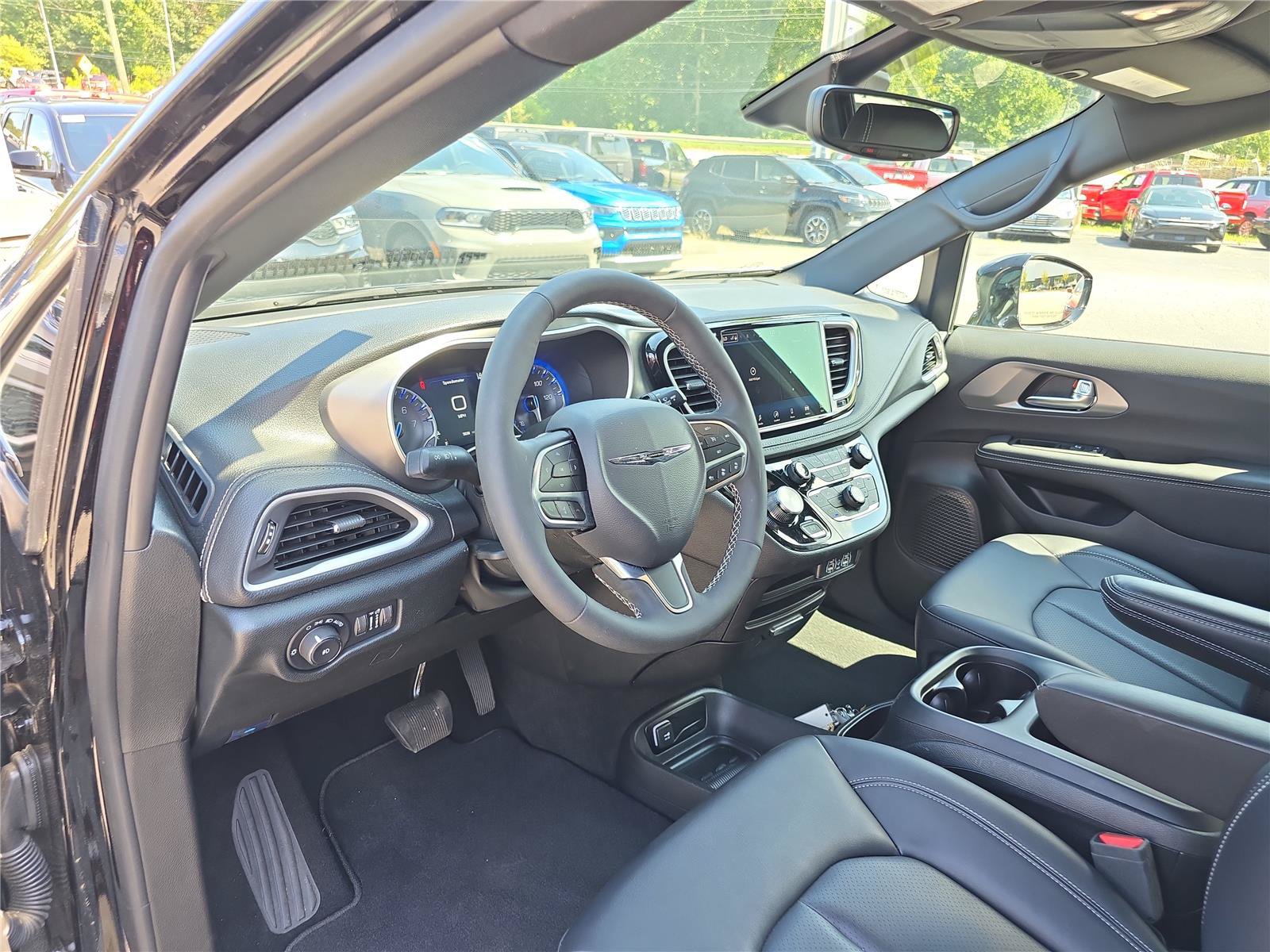 Used 2025 Chrysler Pacifica Select AWD/4WD image 21