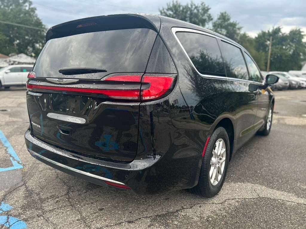 Used 2026 Chrysler Pacifica Select FWD image 5