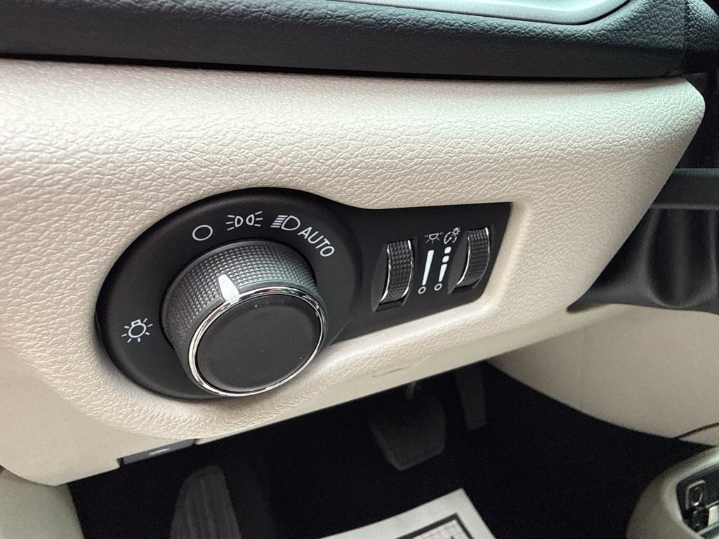 Used 2020 Chrysler Voyager Lxi FWD image 22