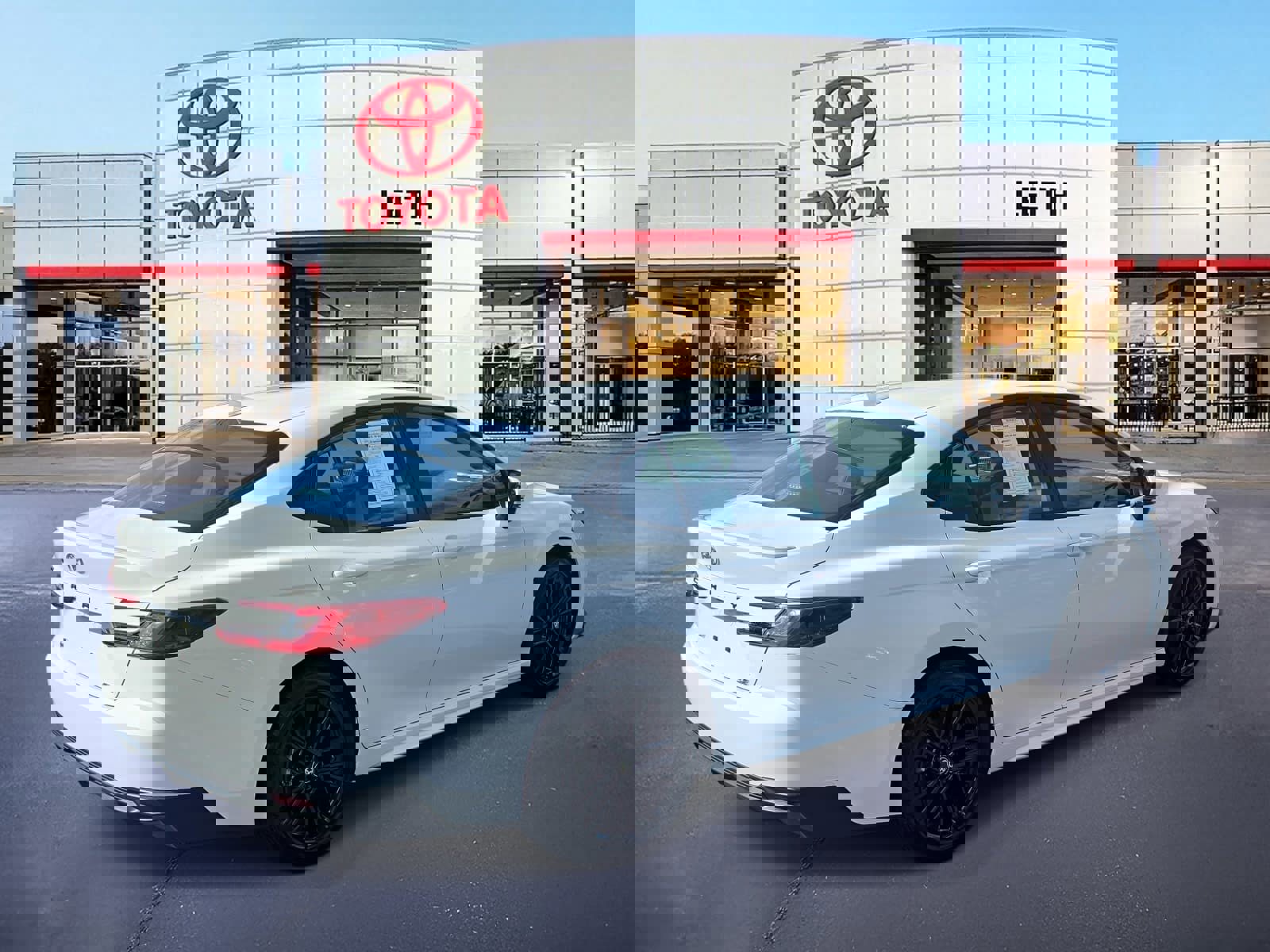 Used 2025 Toyota Camry SE w/ Convenience Package image 5