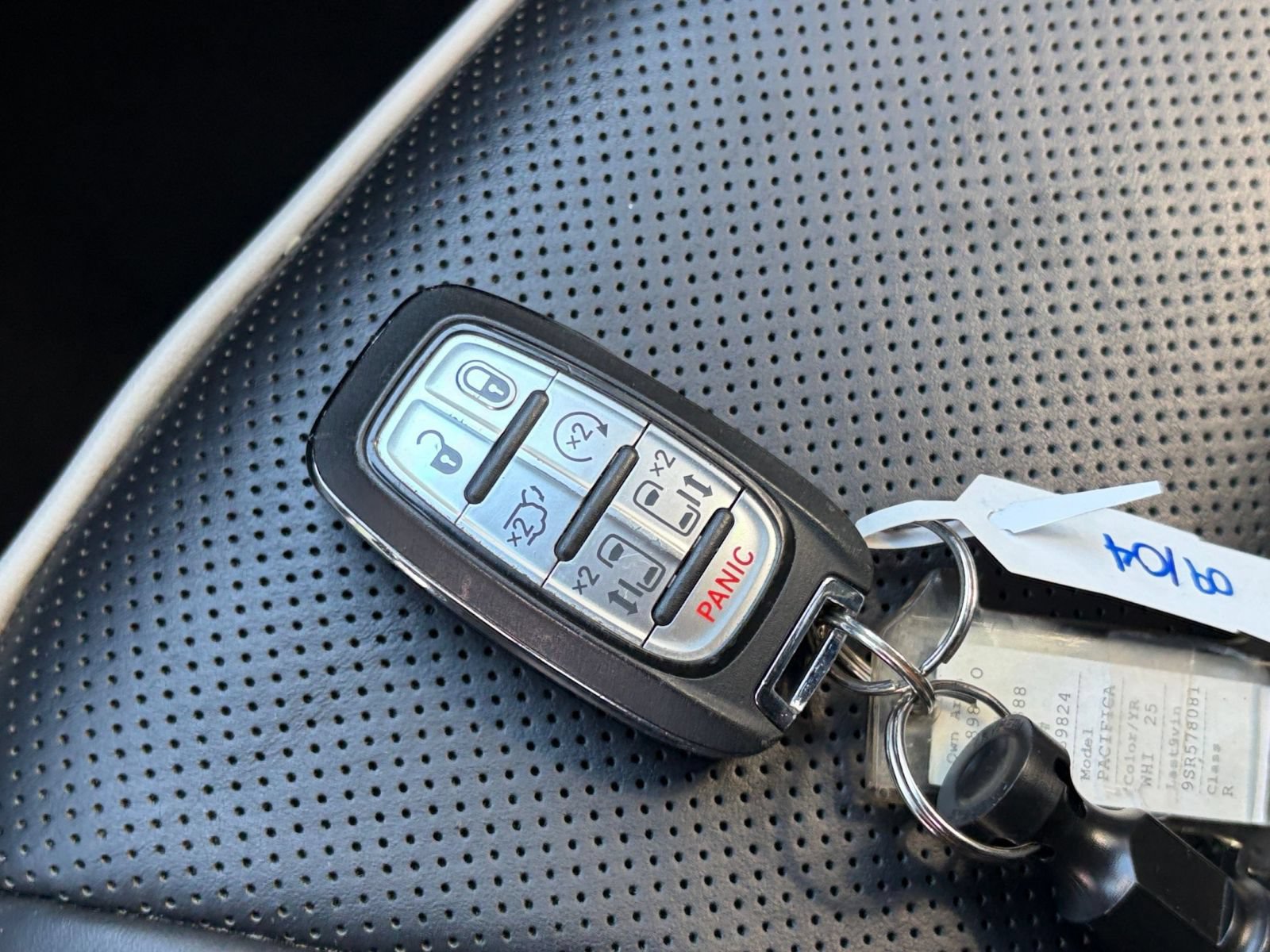 Used 2025 Chrysler Pacifica Limited FWD image 22