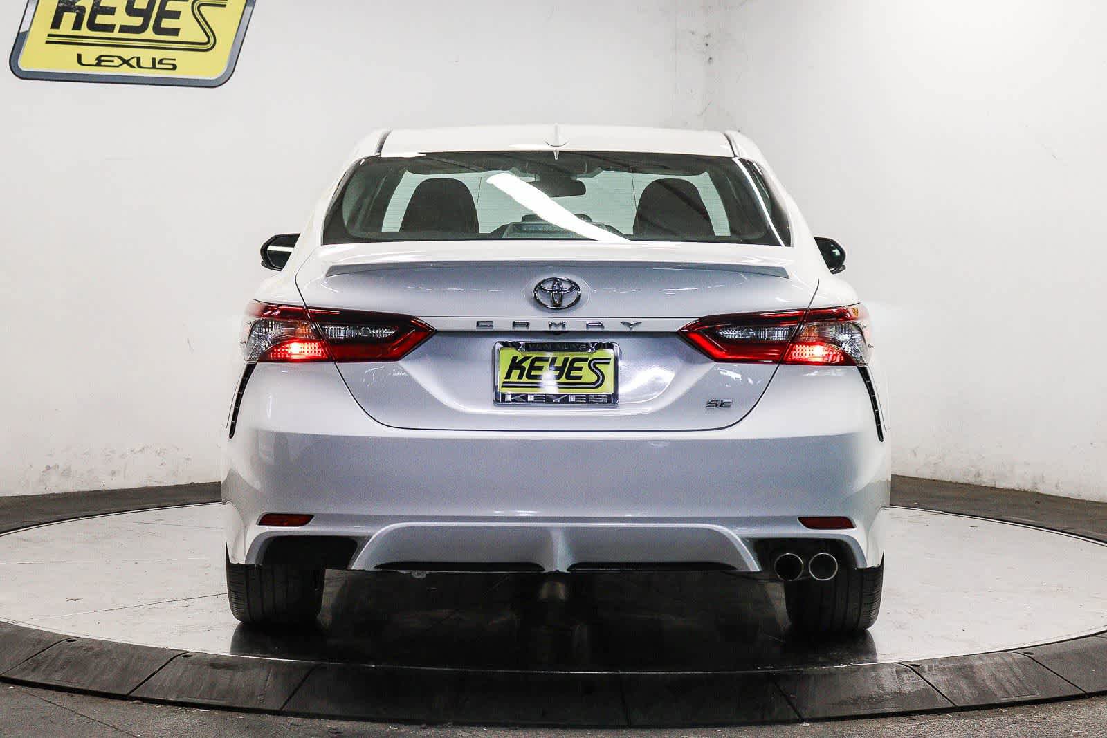 Used 2024 Toyota Camry SE FWD image 3