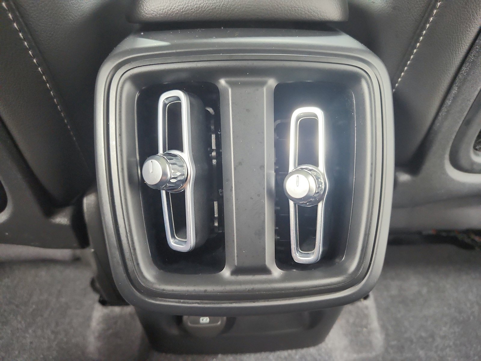 Used 2024 Volvo XC40 B5 Plus AWD/4WD image 40