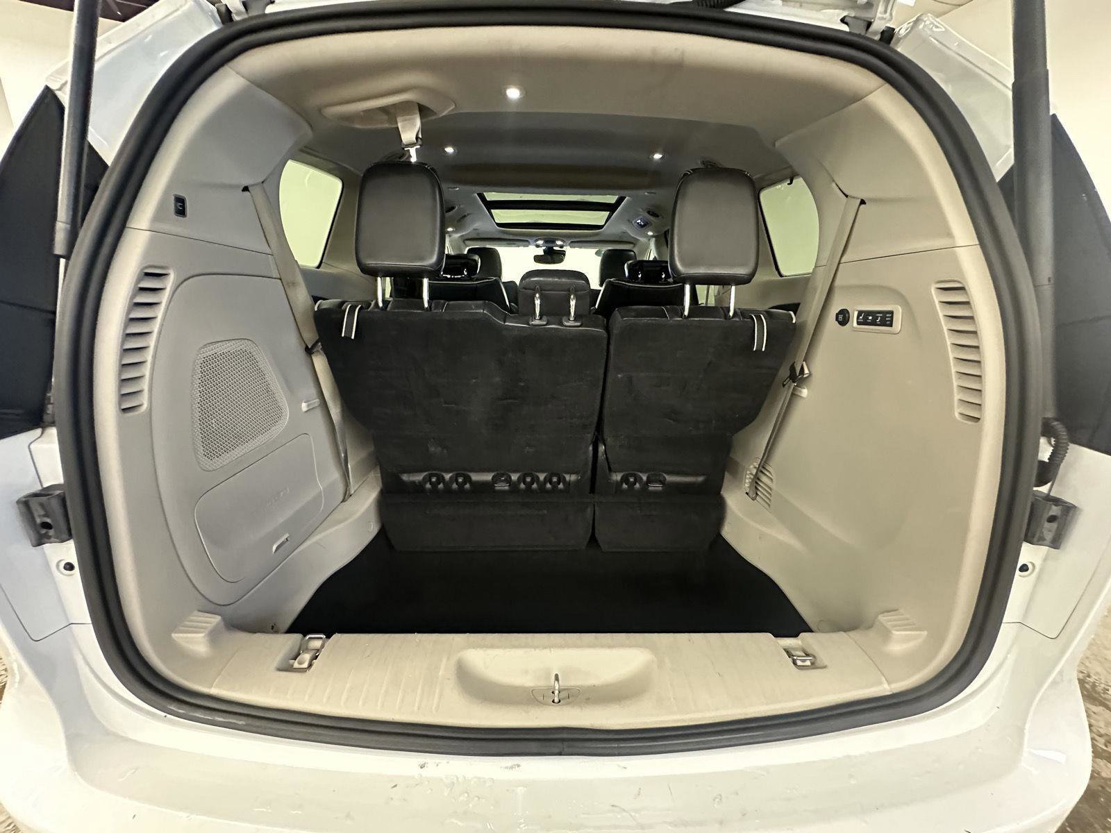 Used 2022 Chrysler Pacifica Limited image 12