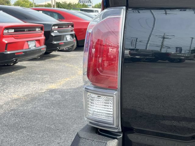 Used 2022 Toyota Tacoma TRD Off-Road AWD/4WD image 10
