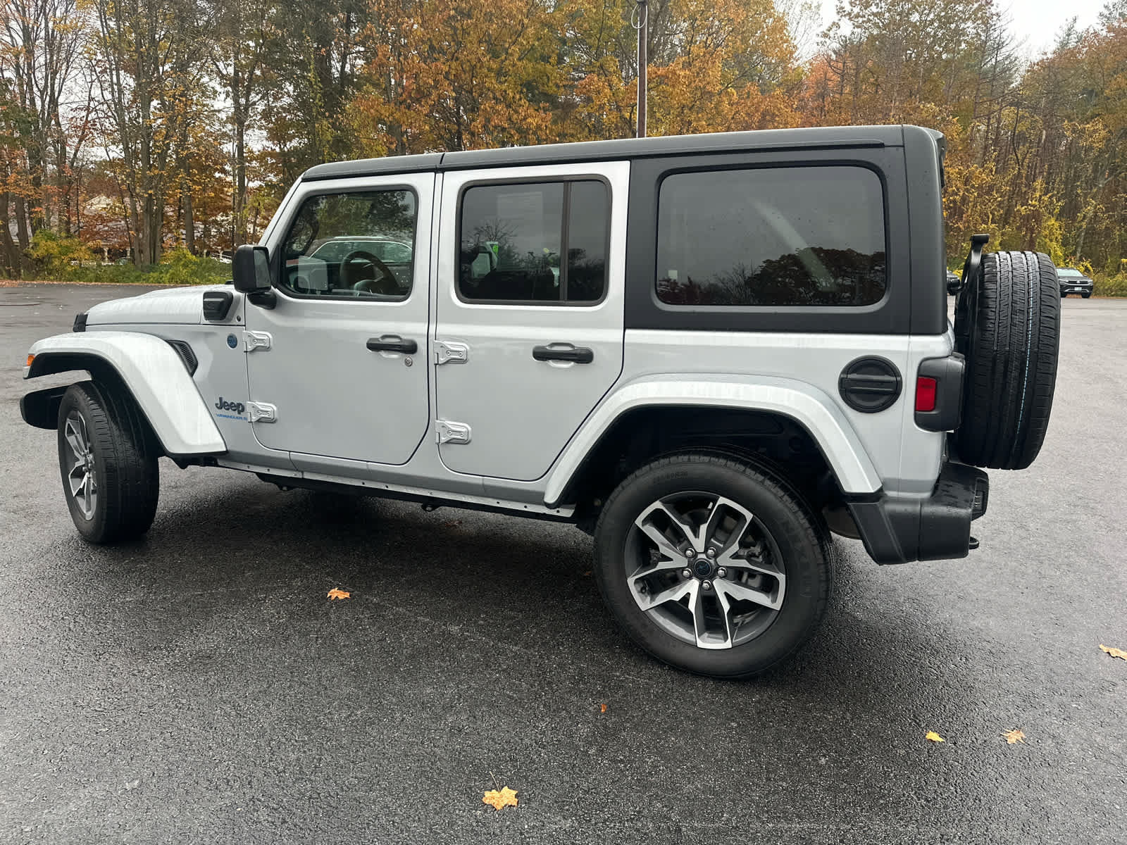 Used 2024 Jeep Wrangler Unlimited w/ Convenience Group AWD/4WD image 9