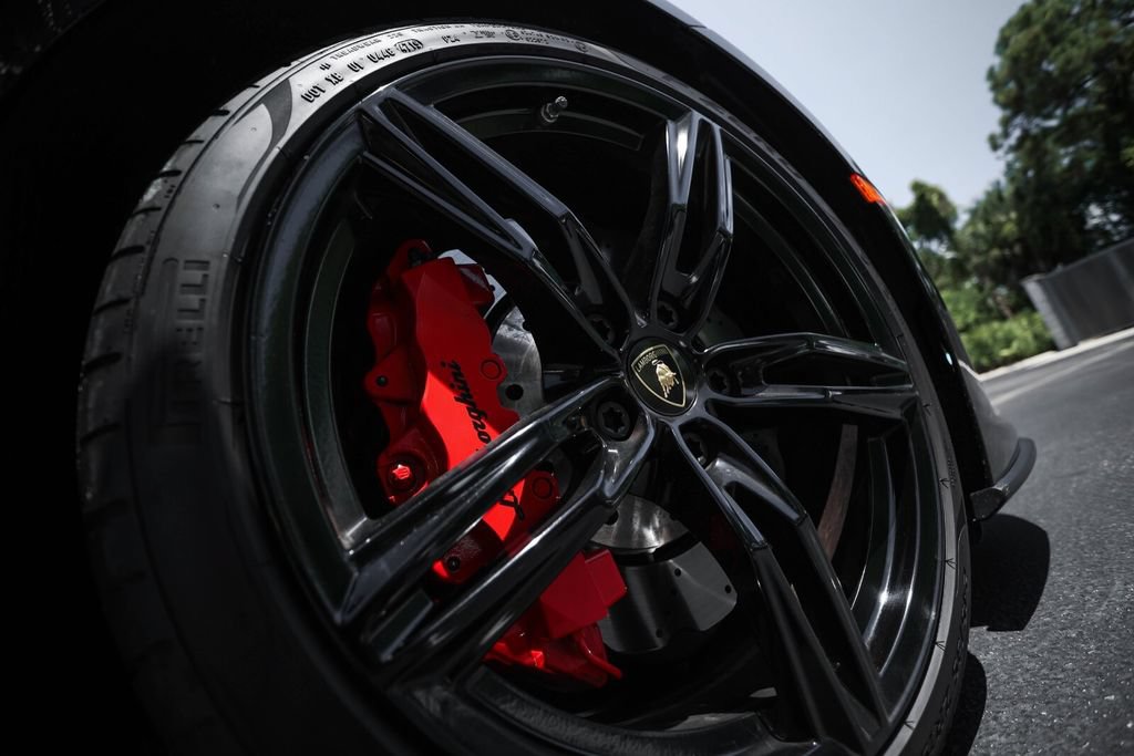 Used 2020 Lamborghini Huracan EVO RWD image 17