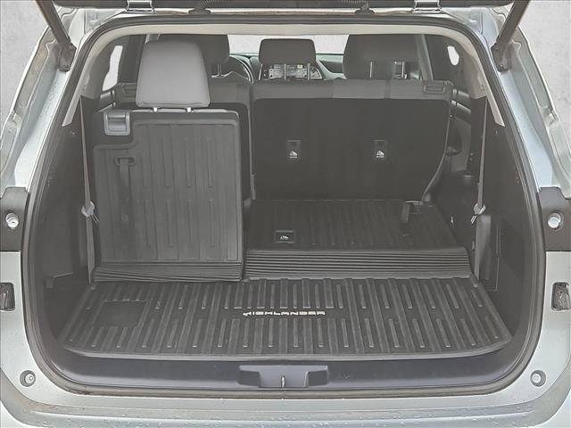 Used 2021 Toyota Highlander LE AWD/4WD image 6