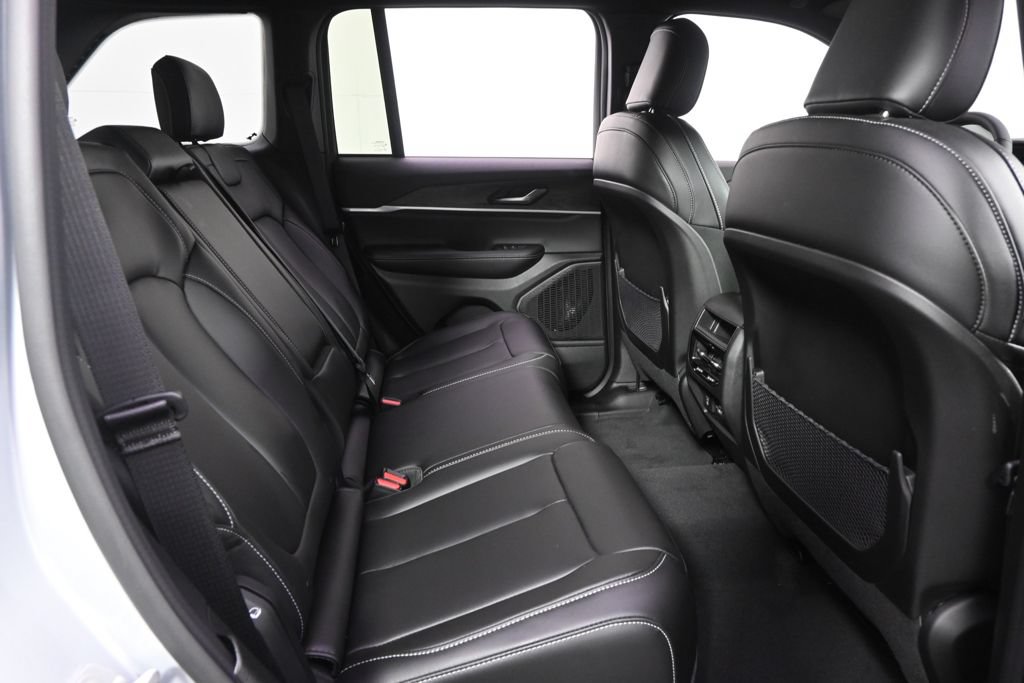 Used 2025 Jeep Grand Cherokee Limited w/ Black Appearance Package AWD/4WD image 18