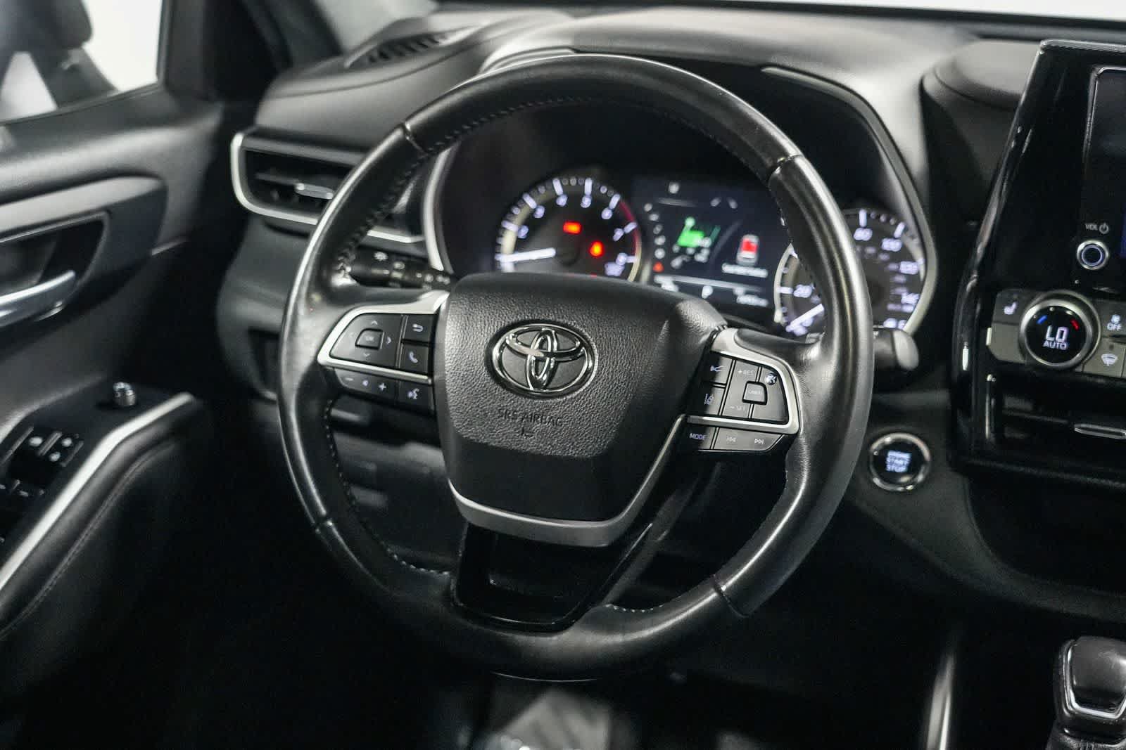 Used 2023 Toyota Highlander XSE FWD image 12