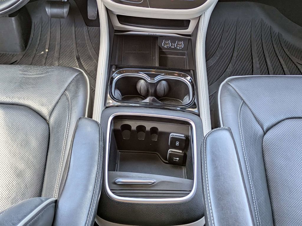 Used 2022 Chrysler Pacifica Limited FWD image 25