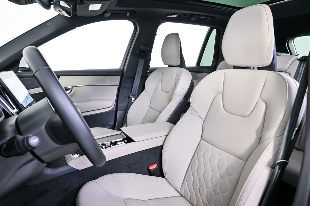 Certified 2025 Volvo XC90 B6 Plus image 7