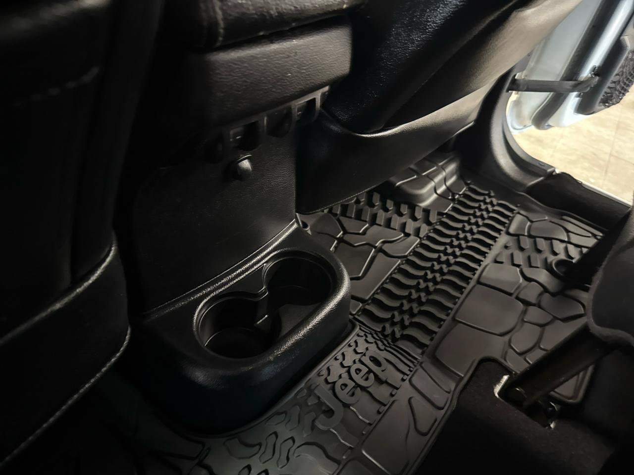 Used 2016 Jeep Wrangler Unlimited Rubicon AWD/4WD image 36