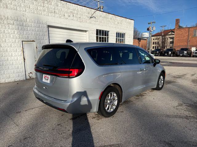 Certified 2024 Chrysler Pacifica Touring-L image 9