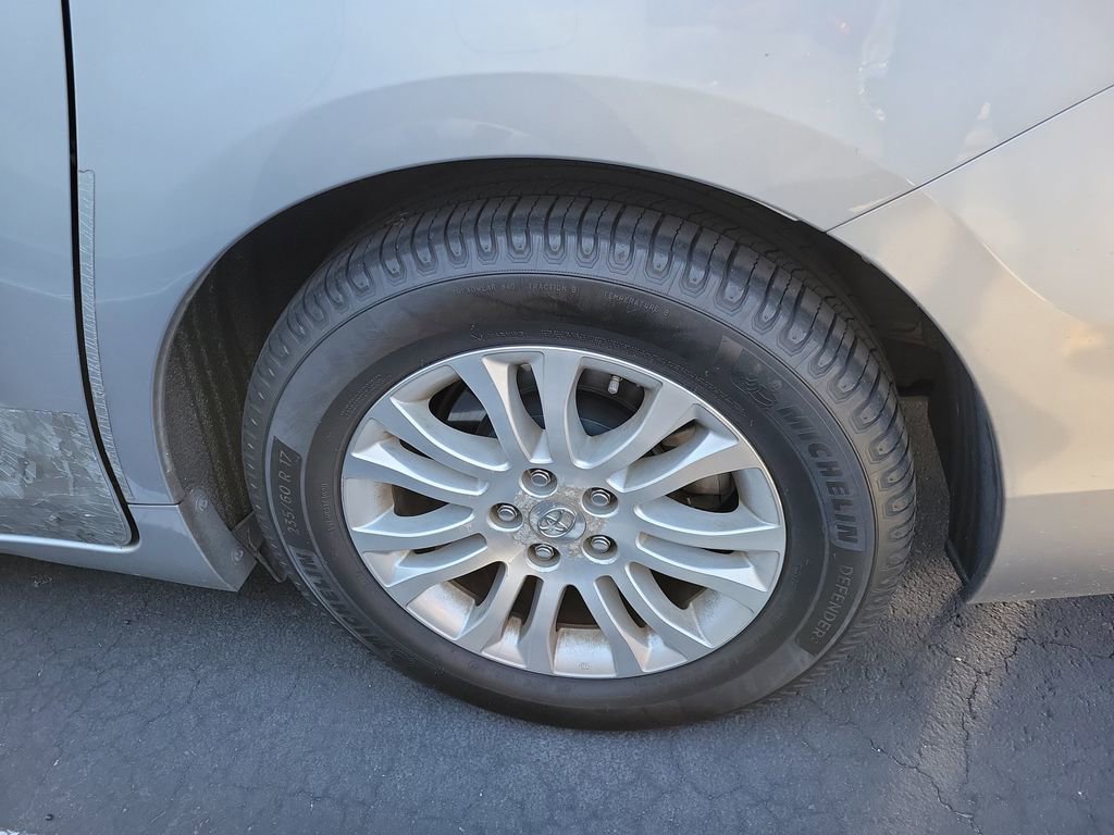 Used 2011 Toyota Sienna image 15