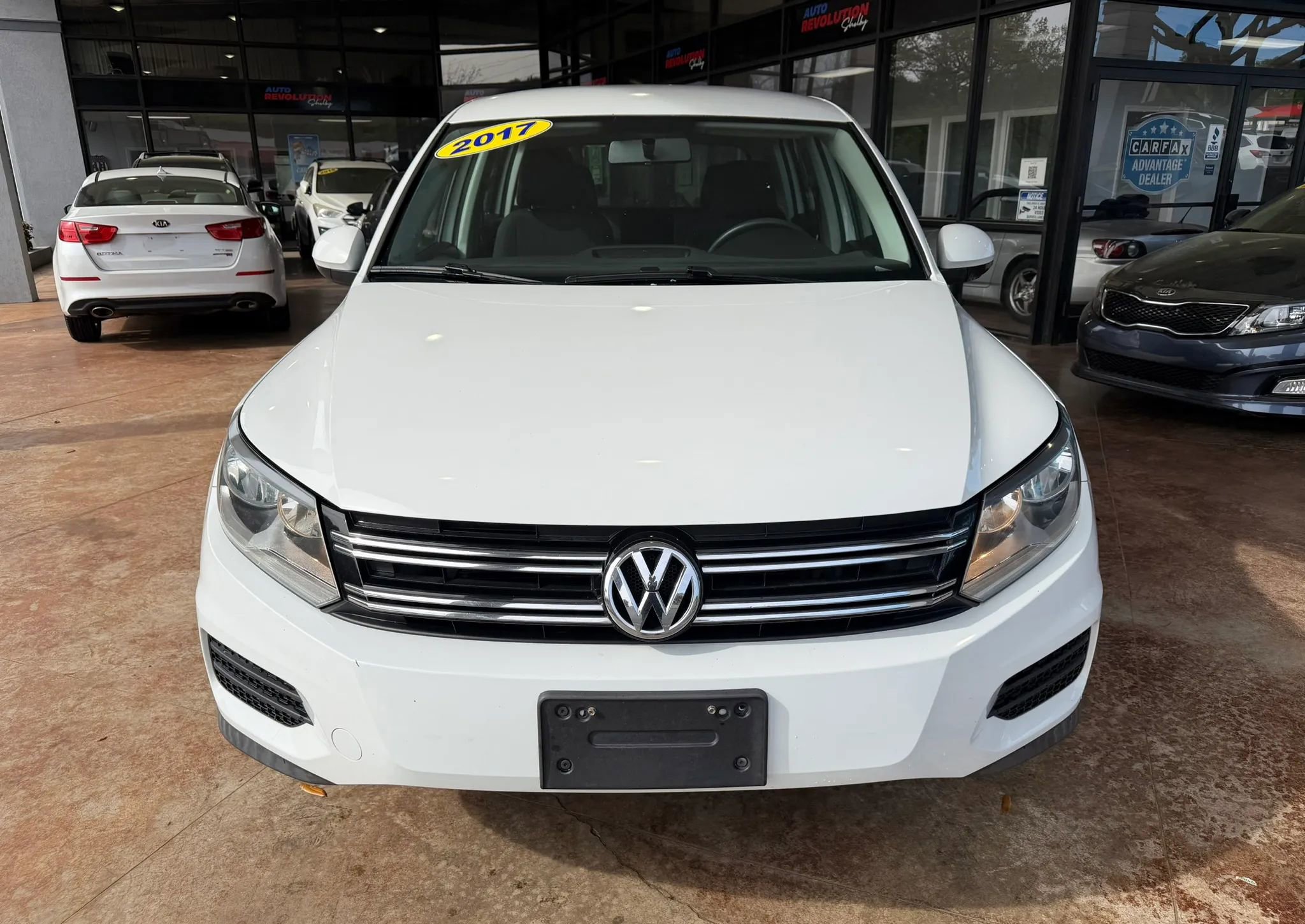 Used 2017 Volkswagen Tiguan Limited image 2