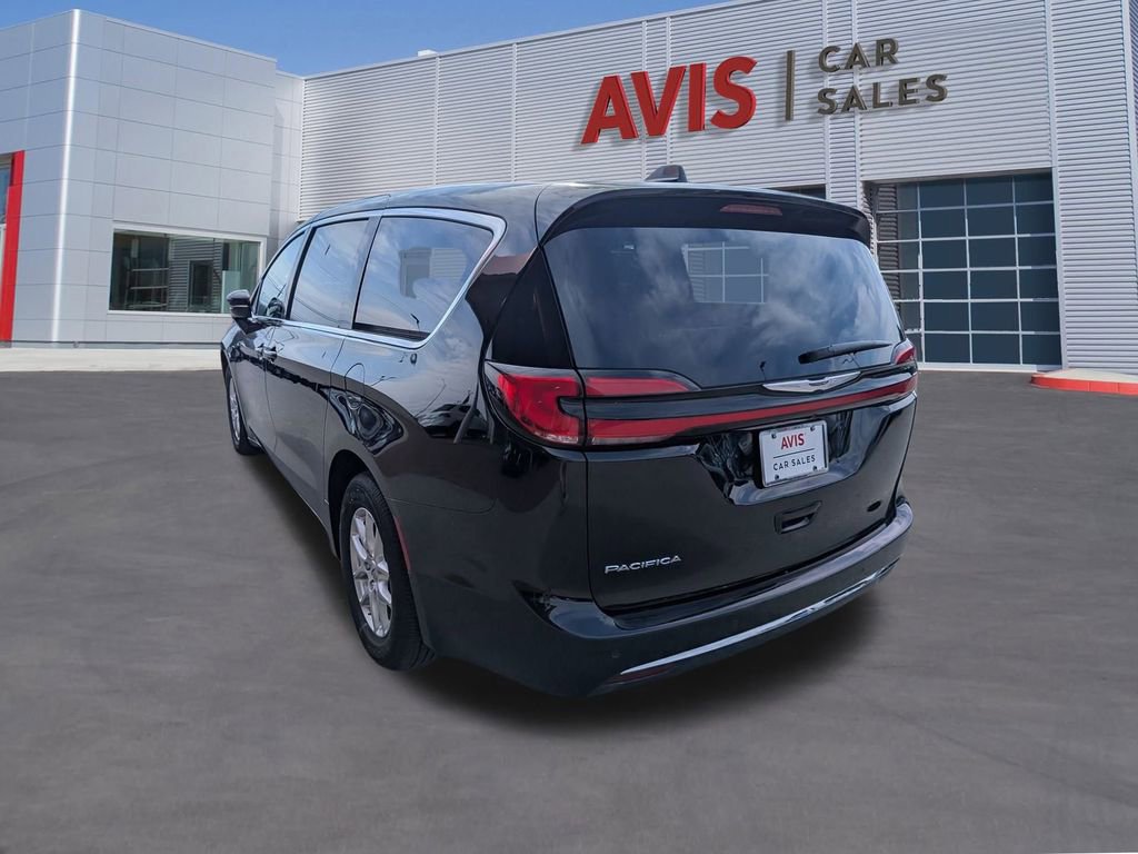 Used 2024 Chrysler Pacifica Touring-L image 9