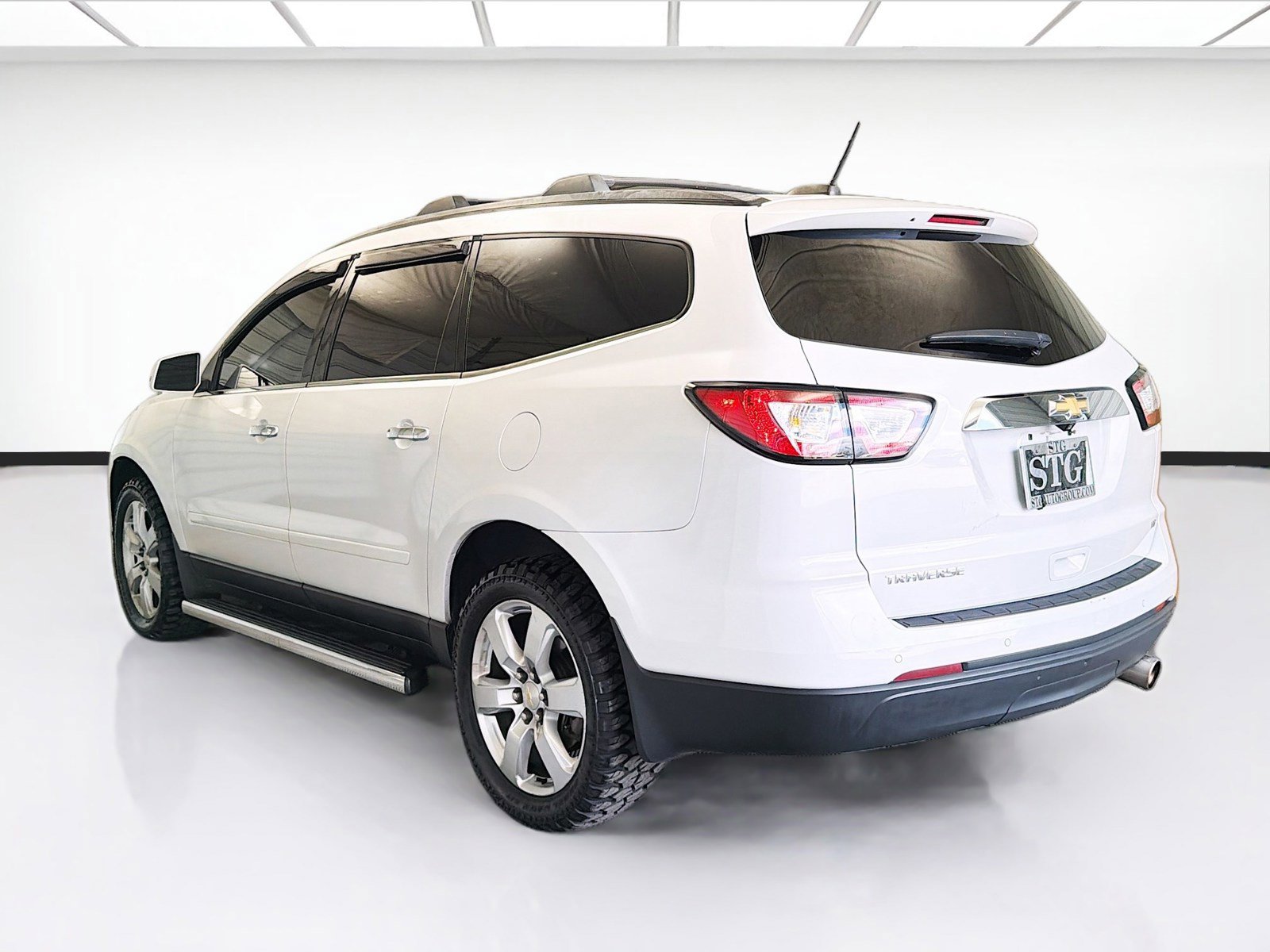 Used 2017 Chevrolet Traverse LT w/ Style and Technology Package FWD image 6