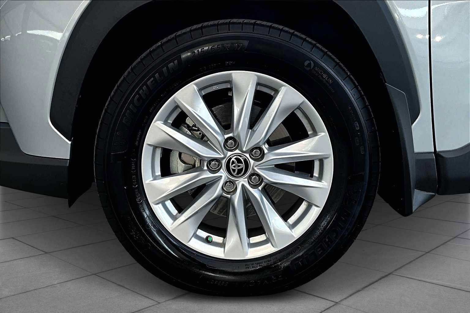 Used 2024 Toyota Corolla Cross LE image 10