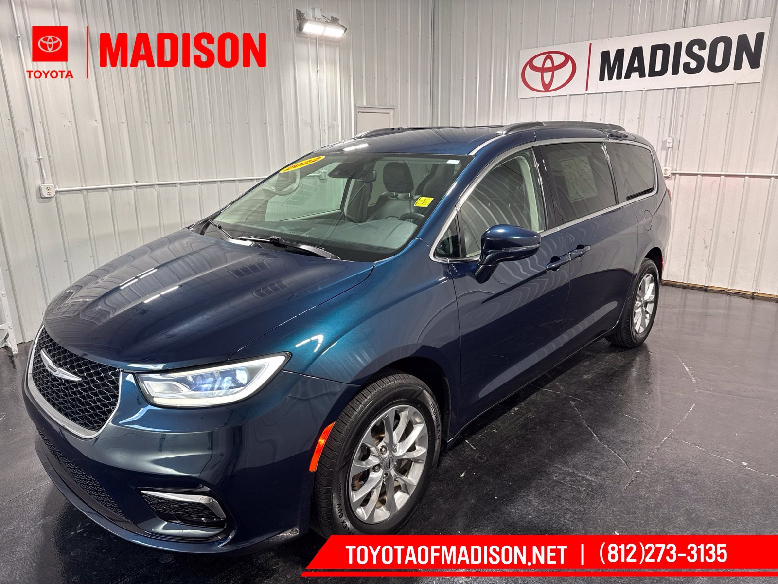 Used 2022 Chrysler Pacifica Touring-L AWD/4WD image 1