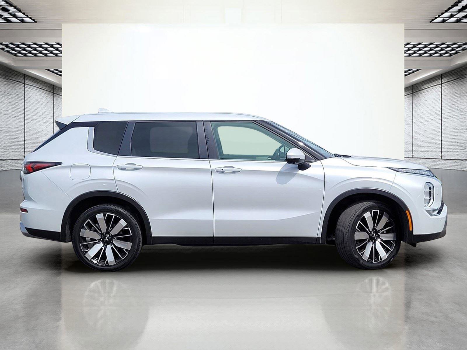 Used 2025 Mitsubishi Outlander SE AWD/4WD image 6